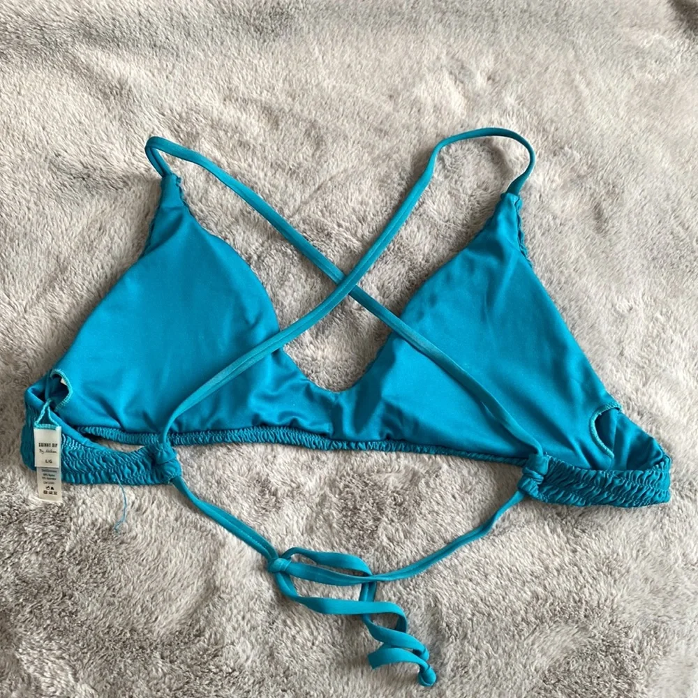 Bikini - Picture 2 of 3